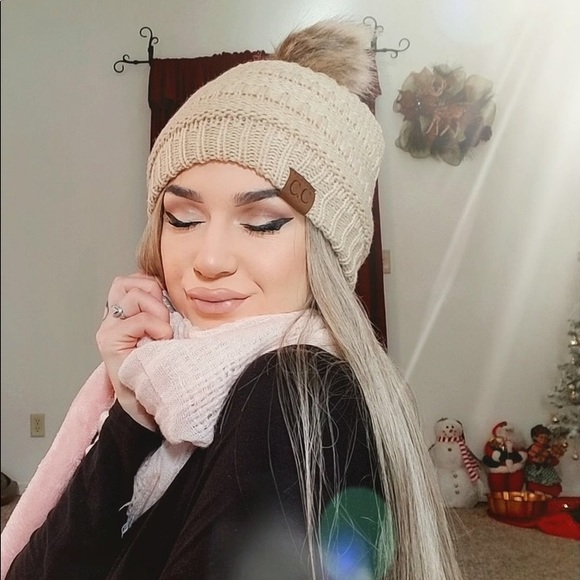 10 BEIGE CC POM STYLE CC BEANIES - Picture 3 of 7